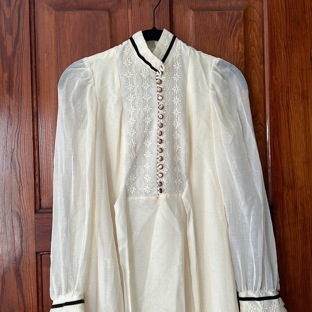 Vintage size 5 long sleeve dress with brown trim.